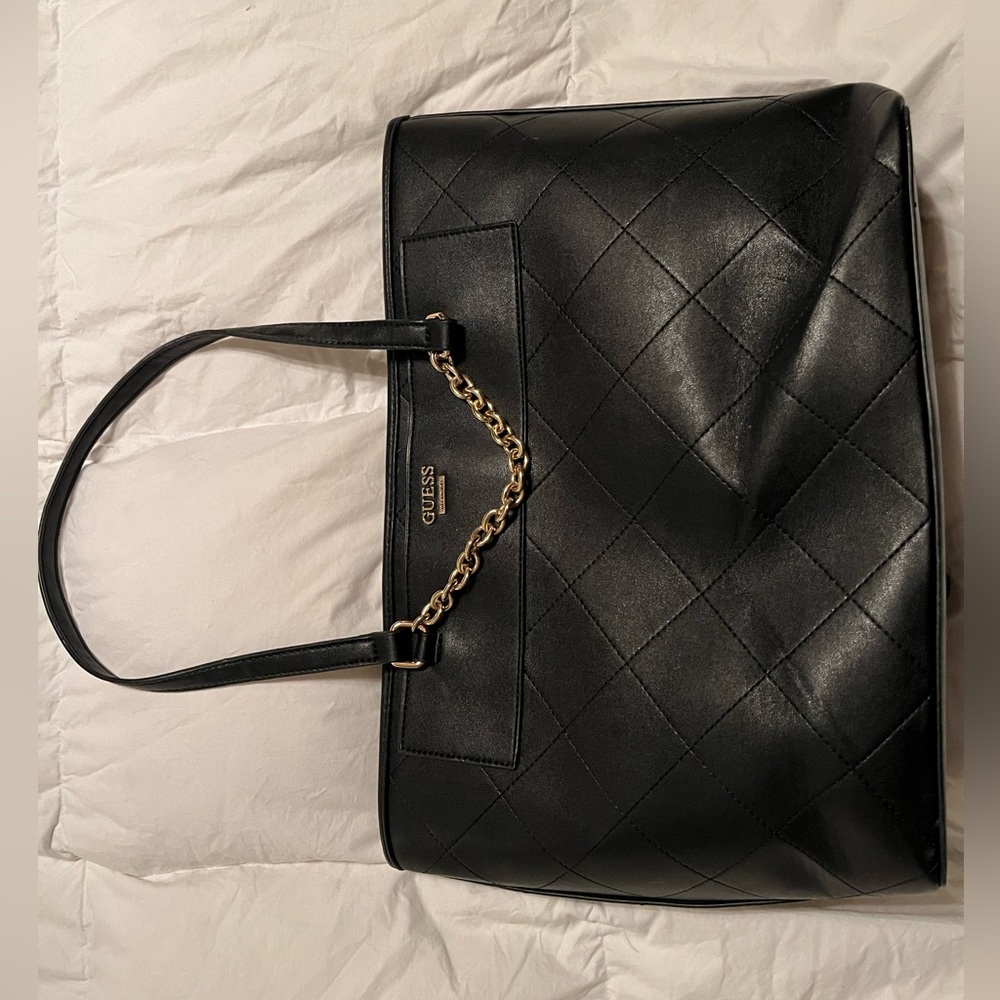 Guess purse/hand bag. Fits a laptop, barely used and like new.